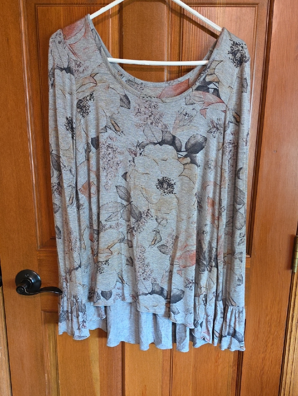 Women's Floral Ruffle-Hem Long Sleeve Top - Light Gray Floral
